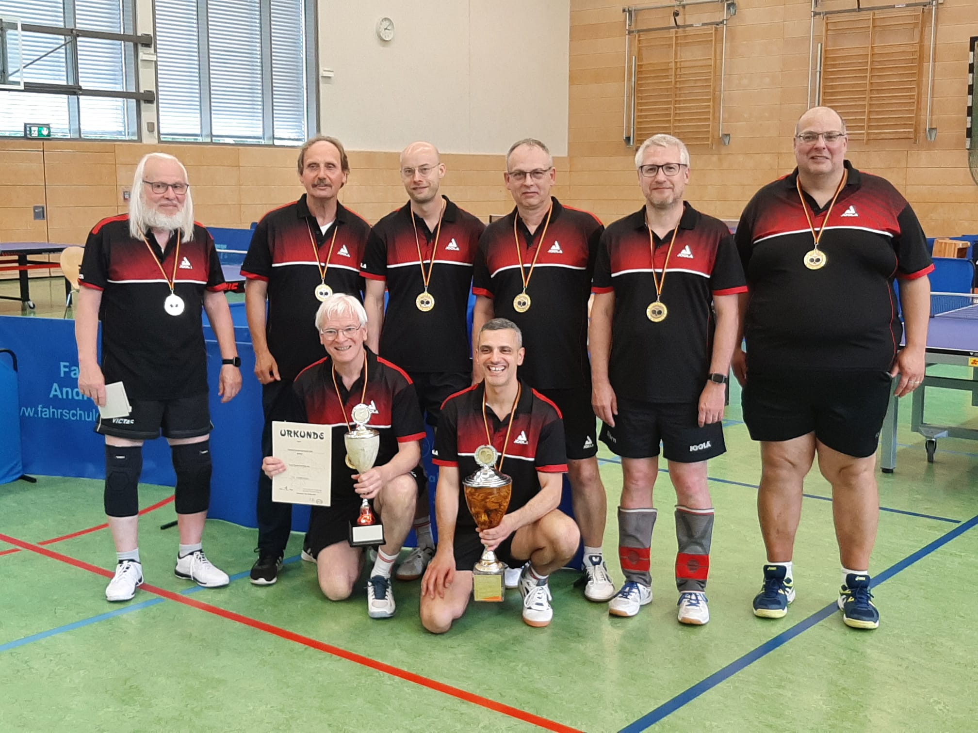 Unsere "Pokalmatadoren" Jochen, Michael, Lars, Henry, Björn und Jens (v.l.n.r). Davor Rainer und Michele mit den Pokalen